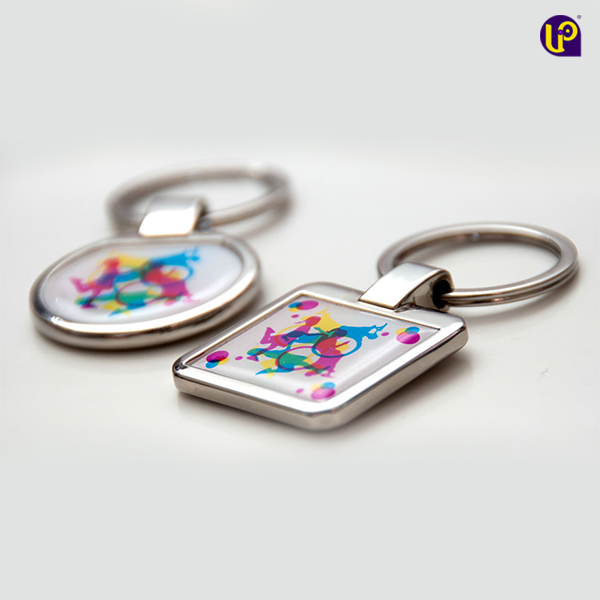 Porte-clés avec porte photo personnalisable * Dimensions emplacement double  photo : 3,5 x 4,5 cm Fonctions : porte-clé, mini